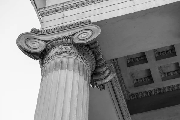 Primer plano de una línea de columnas de estilo griego — Foto de Stock