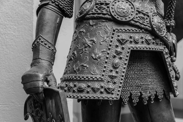 Mão na armadura da estátua medieval do cavaleiro — Fotografia de Stock