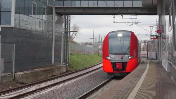 Moscow, Russia - 17 November 2017: The modern passenger train arrival to railway station of Moscow Central Railway Ring. Train motion. Full HD 1080p video footage — Stock Video