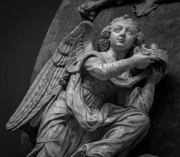 Detalhe de um anjo de pedra na fachada de uma igreja medieval — Fotografia de Stock