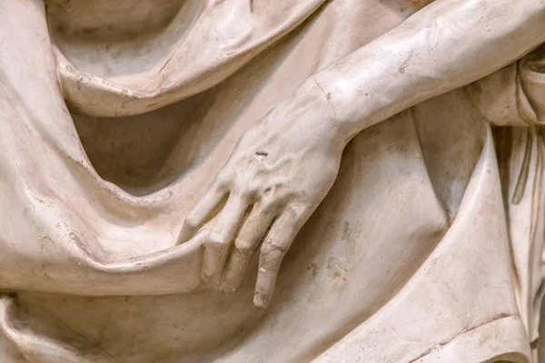 Dettaglio statua in pietra di mano umana — Foto Stock