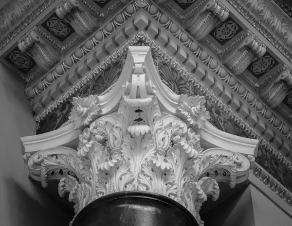 Close-up shot of a line of Greek-style columns — Stock Photo, Image