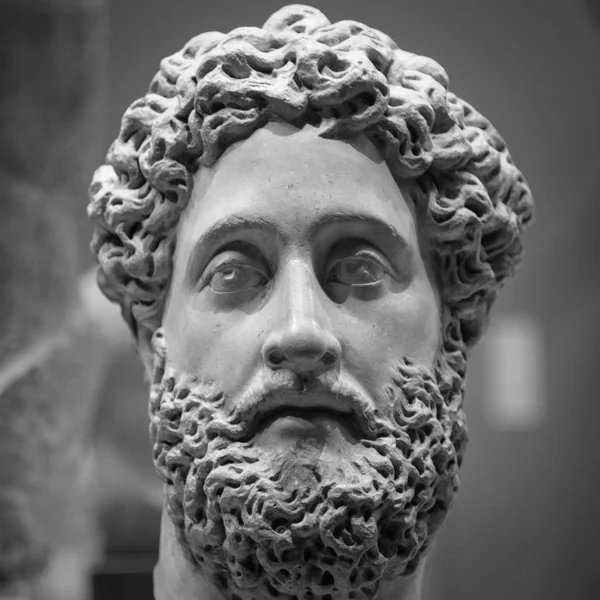 Голова і плечі деталь старовинної скульптури — стокове фото