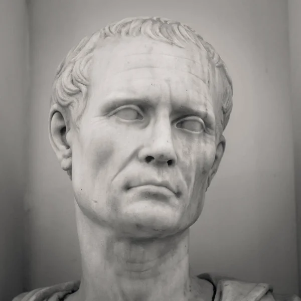 Huvud och axlar detalj av den antika skulpturen — Stockfoto