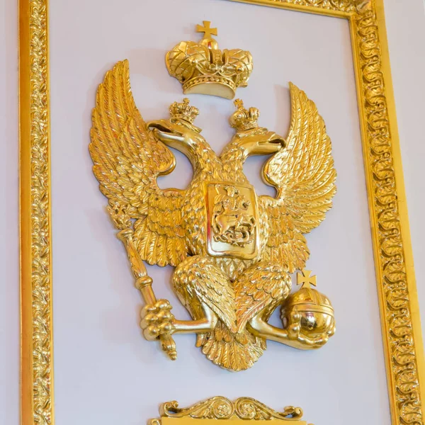 Símbolo de Rusia, dos águila en cabeza en el antiguo palacio —  Fotos de Stock