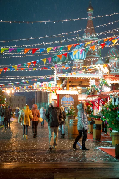 Moscú, Rusia - 5 de diciembre de 2017: Árbol de Navidad Trade House GUM en la Plaza Roja de Moscú, Rusia —  Fotos de Stock