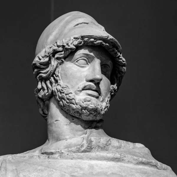 Head and shoulders detail of the ancient sculpture — Stock Photo, Image