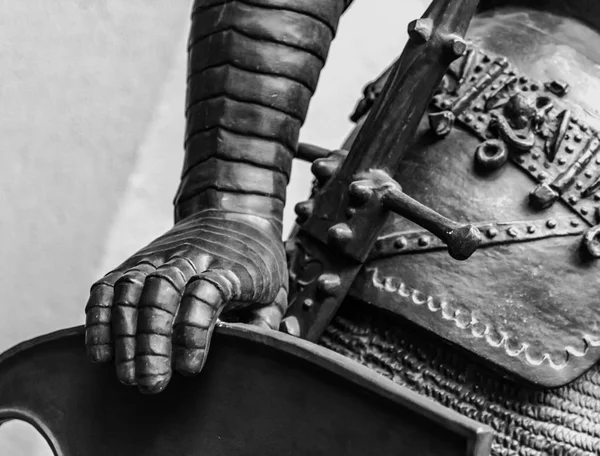 Mão na armadura da estátua medieval do cavaleiro — Fotografia de Stock