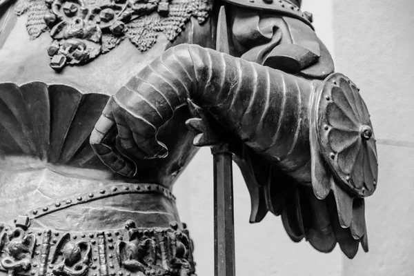 Hand i pansar av medeltida riddare statyn — Stockfoto