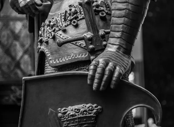 Kéz a páncélok a középkori lovag szobor — Stock Fotó