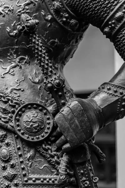 中世の騎士像の鎧を手します。 — ストック写真