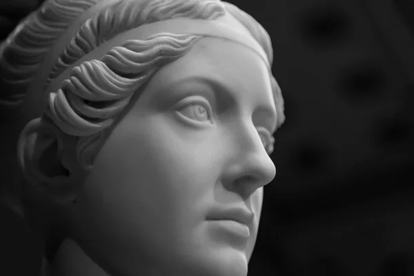 若い女性の白い大理石の頭部 — ストック写真