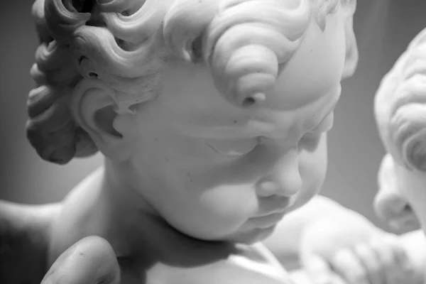 Hermosa estatua de mármol de ángel detalle cabeza —  Fotos de Stock