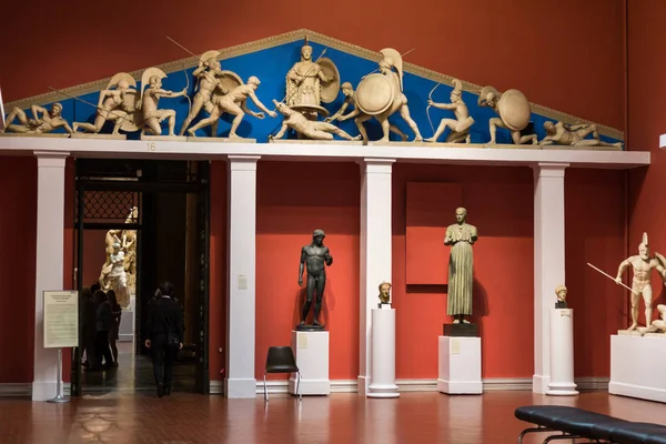 Moskwa, Rosja - 9 listopada 2017: Wiersz rzeźb w Puszkina Muzeum Sztuk Pięknych, największe muzeum sztuki Europejskiej w Moskwie, Rosja — Zdjęcie stockowe