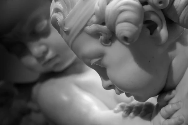 Bella statua di marmo di angelo — Foto Stock