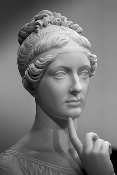 Biały marmur głowę młodej kobiety — Zdjęcie stockowe