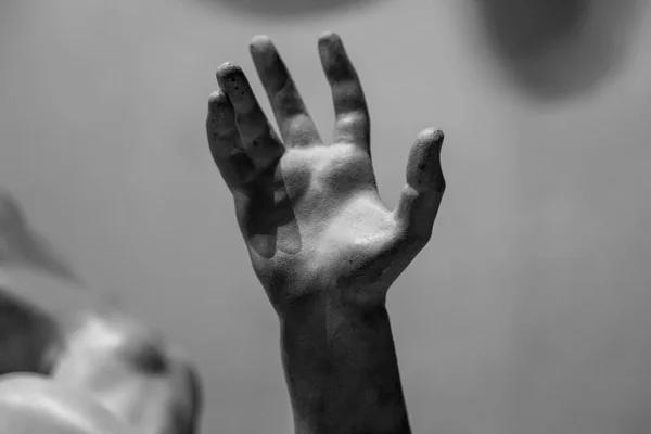 Estatua de piedra detalle de la mano humana —  Fotos de Stock