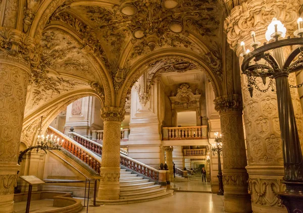 Paris, França, 31 de março de 2017: Vista interior da Ópera Nacional de Paris Garnier, França. Foi construído de 1861 a 1875 para a Ópera de Paris — Fotografia de Stock