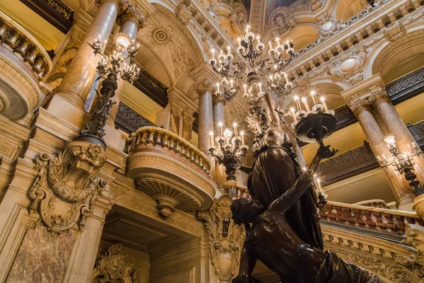 Paris, France, 31 mars 2017 : Vue intérieure de l'Opéra national de Paris Garnier, France. Il a été construit de 1861 à 1875 pour l'Opéra de Paris — Photo