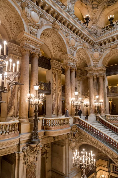 París, Francia, 31 de marzo de 2017: Vista interior de la Ópera Nacional de París Garnier, Francia. Fue construido entre 1861 y 1875 para la Ópera de París. —  Fotos de Stock