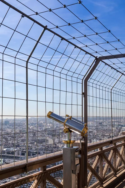 Eiffelův dalekohled s výhledem na Paříž — Stock fotografie