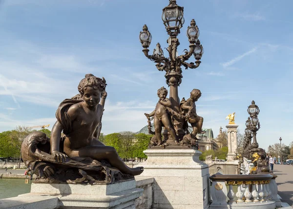 Paris, França - 30 de março de 2017: Ponte Alexandre III sobre o rio Sena em Paris, França — Fotografia de Stock