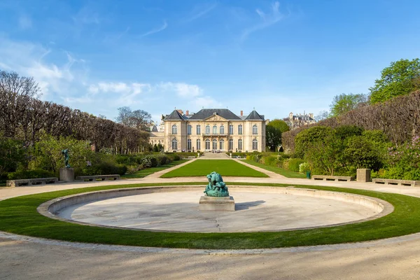 Rodin é um escultor francês. Museu Rodin em Paris, França. Apresenta obras do escultor francês Auguste Rodin — Fotografia de Stock