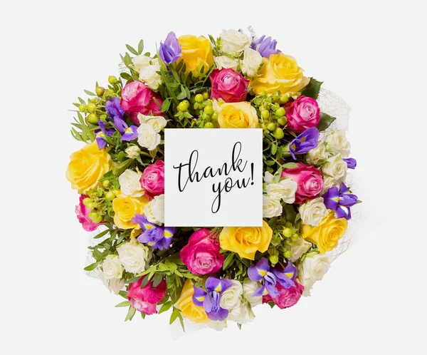 Färska blommor gäng och kort med ord tack skrivet på det — Stockfoto
