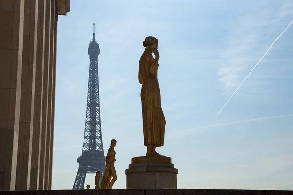 Paris, Frankreich, 27. März 2017: Goldene Bronzestatuen im Trocadero-Garten, Eiffelturm im Hintergrund — Stockfoto