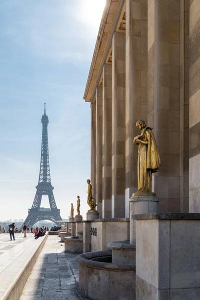 Paris, França, 27 de março de 2017: Estátuas de bronze dourado no jardim Trocadero, Torre Eiffel em segundo plano — Fotografia de Stock