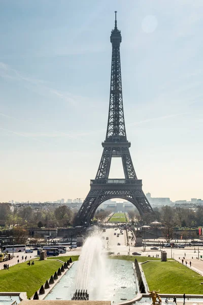 Tour Eiffel et fontaine aux Jardins du Trocadéro au lever du soleil à Paris, France. Contexte du voyage — Photo