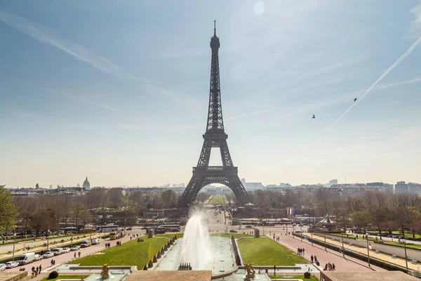 Eiffelturm und brunnen bei jardins du trocadero bei sonnenaufgang in paris, franz. Hintergrund der Reise — Stockfoto