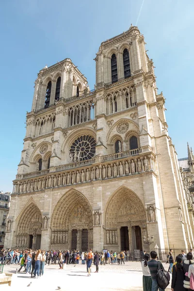 Párizs, Franciaország - híres Notre Dame katedrális homlokzati szent szobrok. UNESCO Világörökség része — Stock Fotó