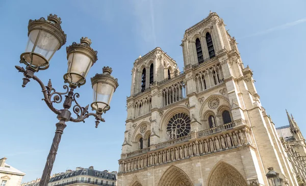 Paris, Frankrike - berömda Notre Dame katedralens fasadstatyer. Unescos världsarvslista — Stockfoto