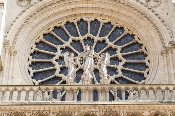 파리, 프랑스의 유 명 한 노트르담 대성당 정면에는 성인 조상 (彫像) 이 있다. UNESCO World Heritage Site — 스톡 사진