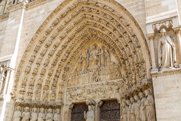 Parijs, Frankrijk - beroemde Notre Dame kathedraal gevel heilige standbeelden. UNESCO Werelderfgoed — Stockfoto