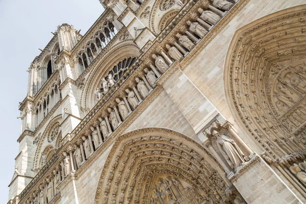 Párizs, Franciaország - híres Notre Dame katedrális homlokzati szent szobrok. UNESCO Világörökség része — Stock Fotó