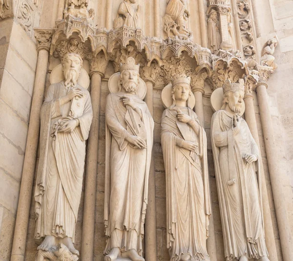 Paris, França - famosas estátuas da fachada da catedral de Notre Dame. Património Mundial da UNESCO — Fotografia de Stock