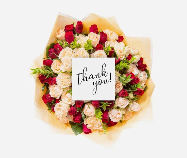 Flores frescas cacho e cartão com palavras obrigado escrito nele — Fotografia de Stock