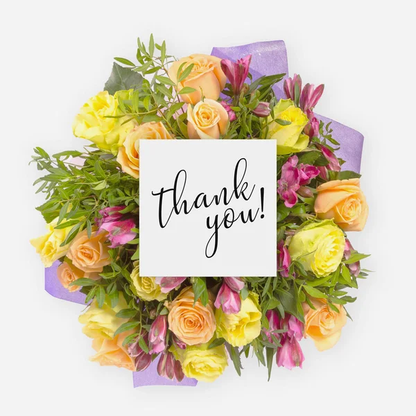 Bouquet de fleurs fraîches et carte avec des mots merci écrit dessus — Photo