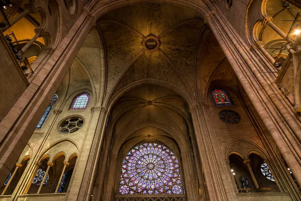 Parijs, Frankrijk, 27 maart 2017: Het interieur van de Notre Dame de Paris — Stockfoto