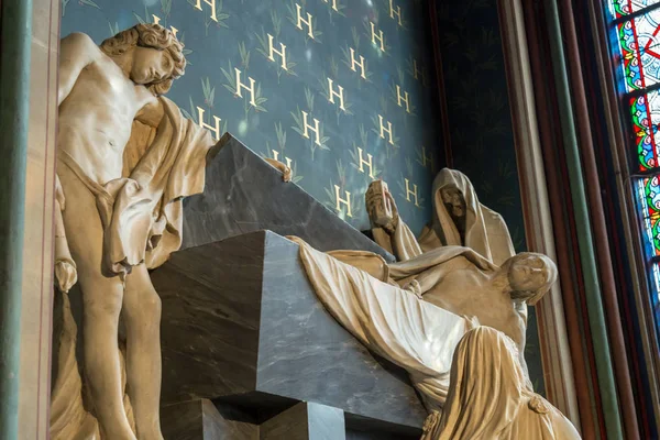 Paris, França, 27 de março de 2017: A estátua dentro de Notre Dame de Paris — Fotografia de Stock