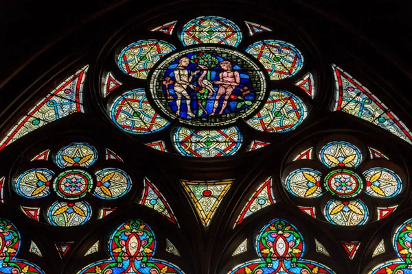 Paris, Prancis, 27 Maret 2017: Jendela kaca patri di Katedral Notre dame, Paris — Stok Foto