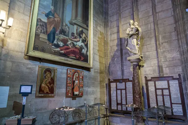 Paris, França, 27 de março de 2017: A estátua dentro de Notre Dame de Paris — Fotografia de Stock