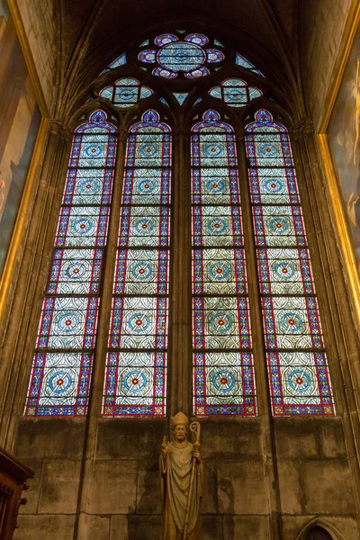 Parijs, Frankrijk, 27 maart 2017: glasraam in de Notre dame kathedraal van Parijs — Stockfoto