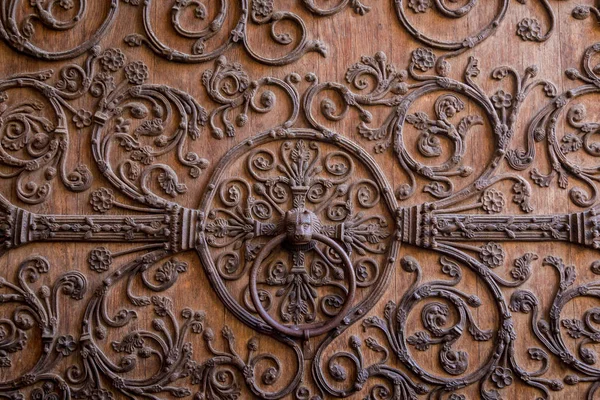 Vecchia porta in legno con un disegno metallico primo piano. La cattedrale di Notre-Dame de Paris — Foto Stock