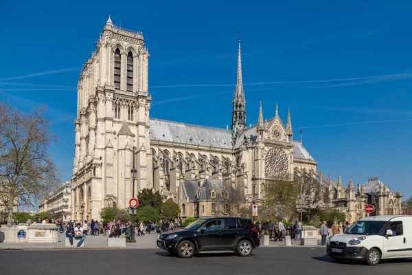 Paris, Frankrike, mars 27 2017: Notre Dame-katedralen eller Notre-Dame de Paris - en katolsk kyrka i centrala Paris — Stockfoto