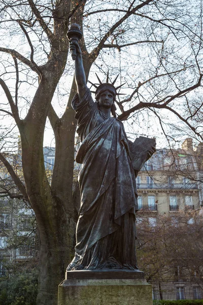 Uma versão em miniatura da Estátua da Liberdade nos jardins do Palácio do Luxemburgo em Paris — Fotografia de Stock