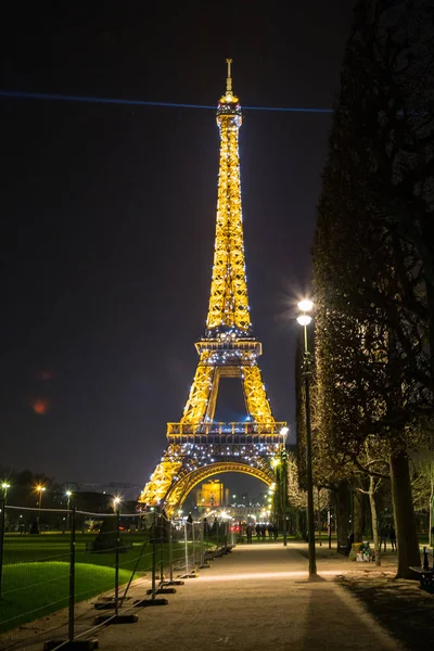 Paris, France, March 27 2017: Eiffel Tower in Paris at night with lights on — Stock Photo, Image