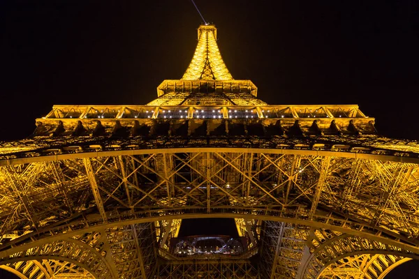 Paris, Frankreich, 27. März 2017: Eiffelturm in Paris bei Nacht mit eingeschaltetem Licht — Stockfoto